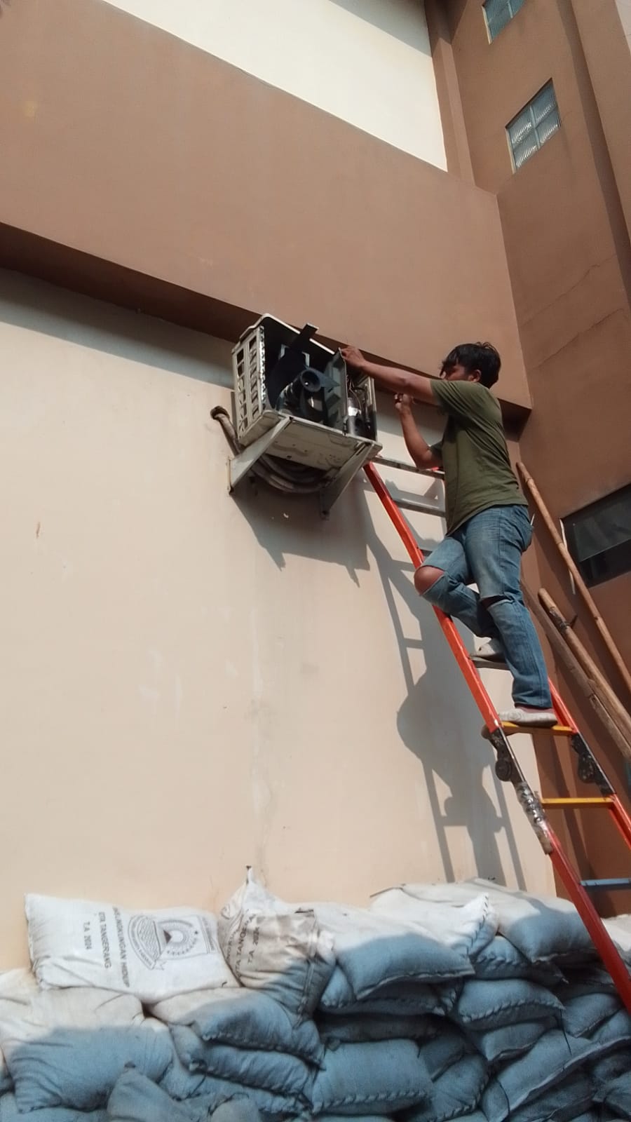 Layanan Bongkar Pasang AC